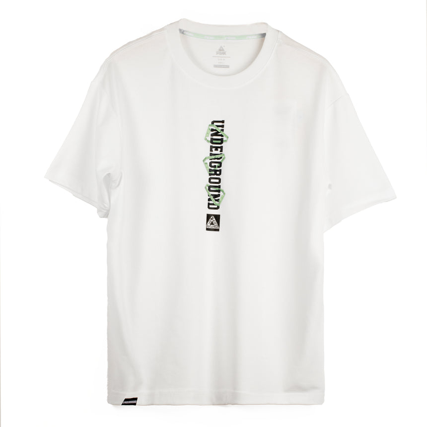 t-shirt PEAK blanc avec inscription Underground en imprimé vertical noir et vert, coupe droite, tissu respirant.