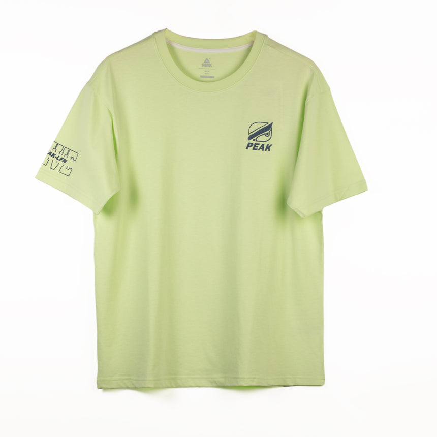 t-shirt PEAK vert pastel avec logo PEAK sur la poitrine et imprimé graphique sur la manche, coupe droite.