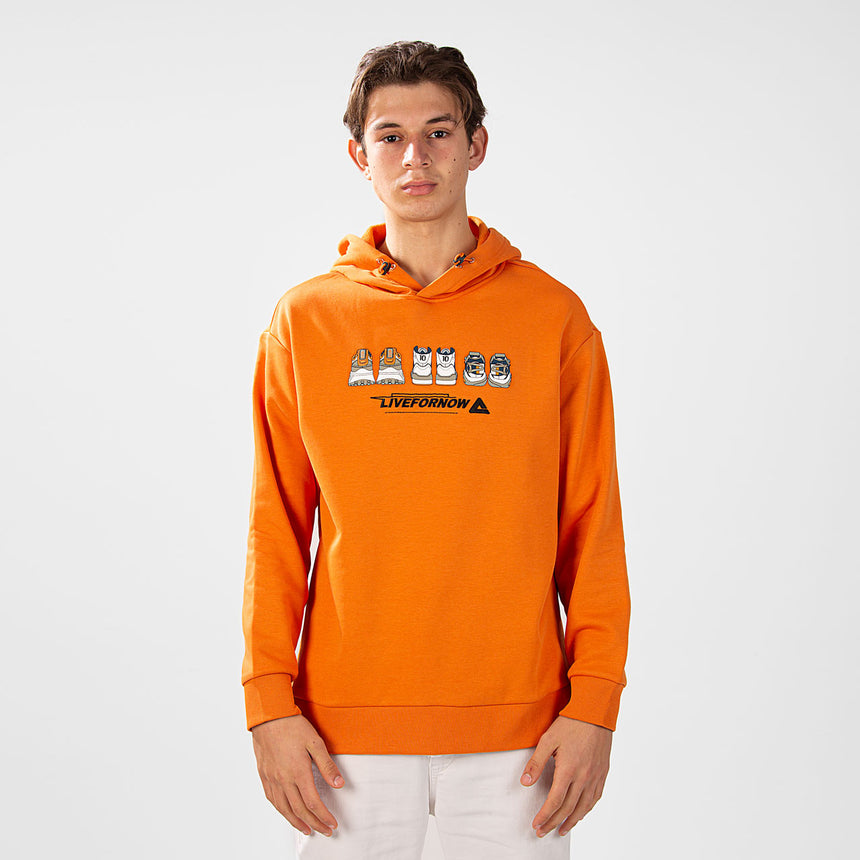 Sweat à capuche orange PEAK Live For Now pour homme, avec imprimé graphique de baskets et logo PEAK sur la poitrine – style moderne, confortable et idéal pour le quotidien.