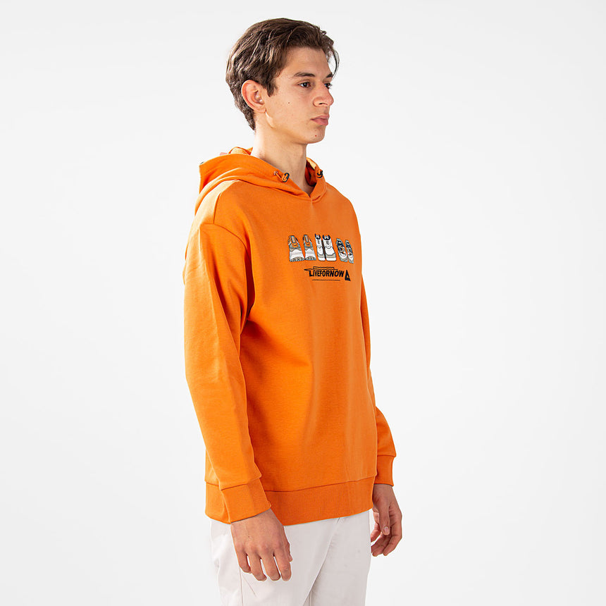 Sweat à capuche orange PEAK Live For Now pour homme, avec imprimé graphique de baskets et logo PEAK sur la poitrine – style moderne, confortable et idéal pour le quotidien.