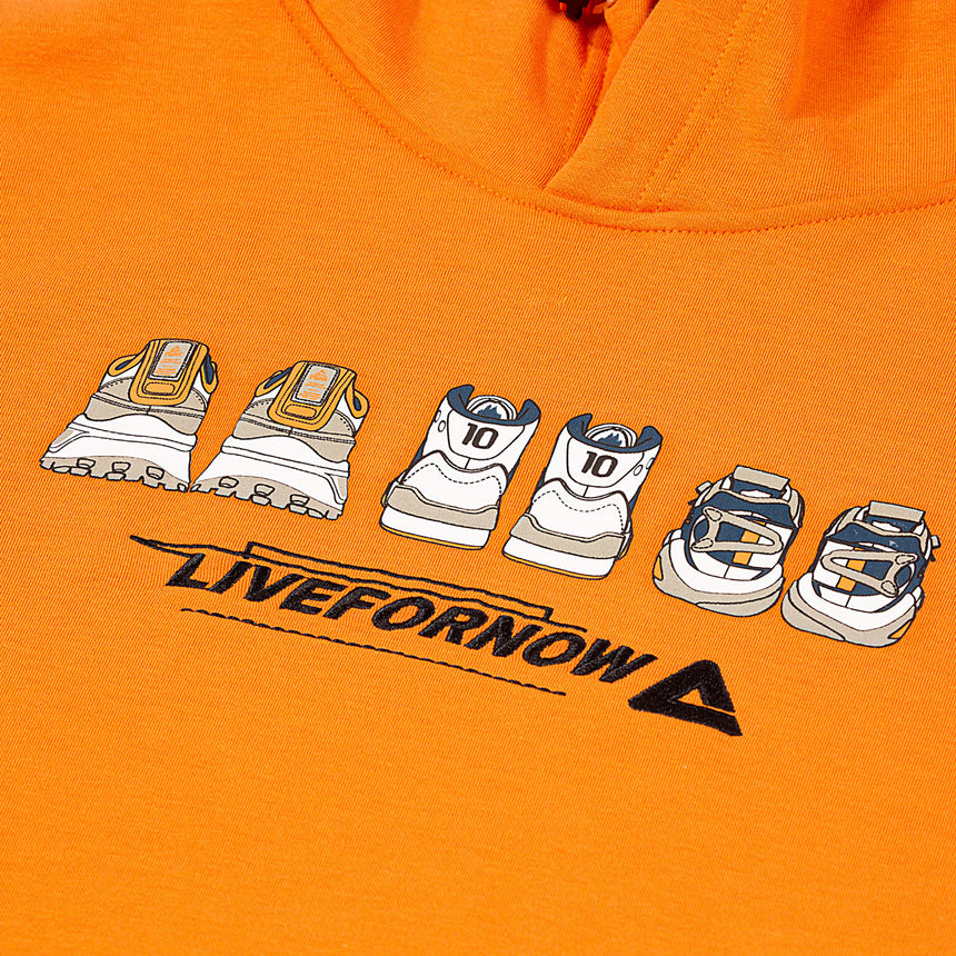 Sweat à capuche orange PEAK Live For Now pour homme, avec imprimé graphique de baskets et logo PEAK sur la poitrine – style moderne, confortable et idéal pour le quotidien.