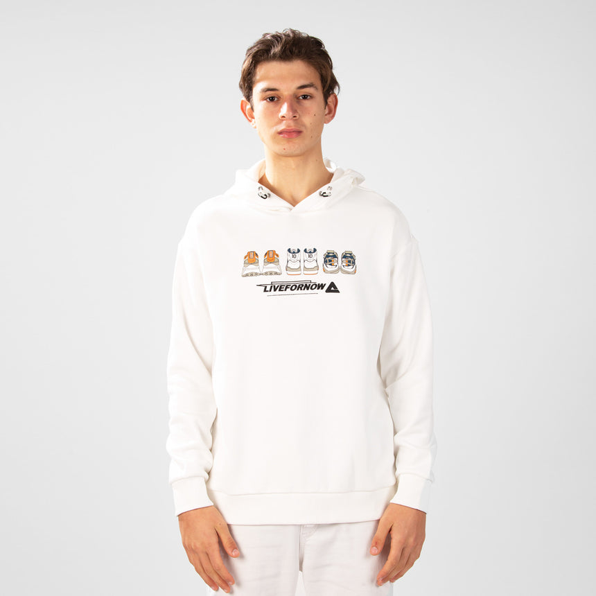 Sweat à capuche blanc PEAK Live For Now pour homme, avec imprimé graphique de sneakers et logo PEAK sur la poitrine – look moderne, confortable et idéal pour le quotidien.