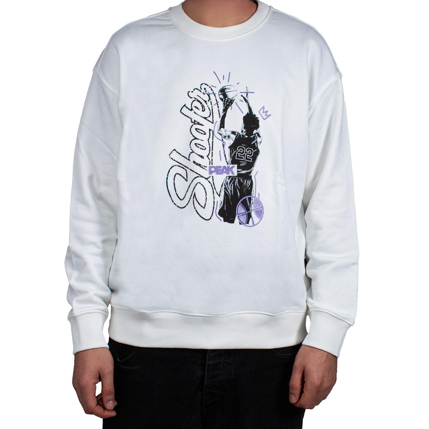 Sweat blanc PEAK Shooter pour homme, col rond, imprimé joueur de basketball et logo PEAK sur la poitrine – design sportif et décontracté, idéal pour l’entraînement ou le quotidien.