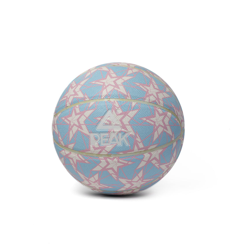 Ballon de basketball PEAK bleu pastel avec motifs étoiles blanches et roses, au design original et coloré. Surface texturée assurant une bonne prise en main pour un jeu fluide.