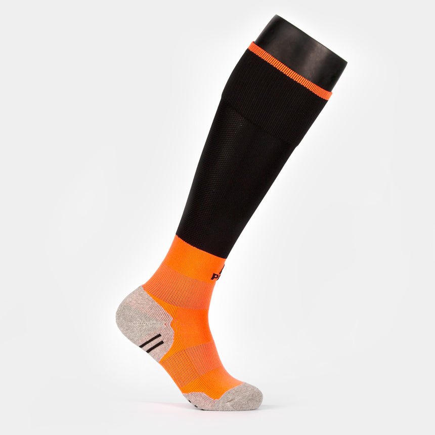 Chaussettes de sport Peak hautes, coloris noir et orange avec pointe grise. Conçues pour la performance, elles offrent maintien, respirabilité et confort optimal pour les entraînements intensifs et le sport quotidien.