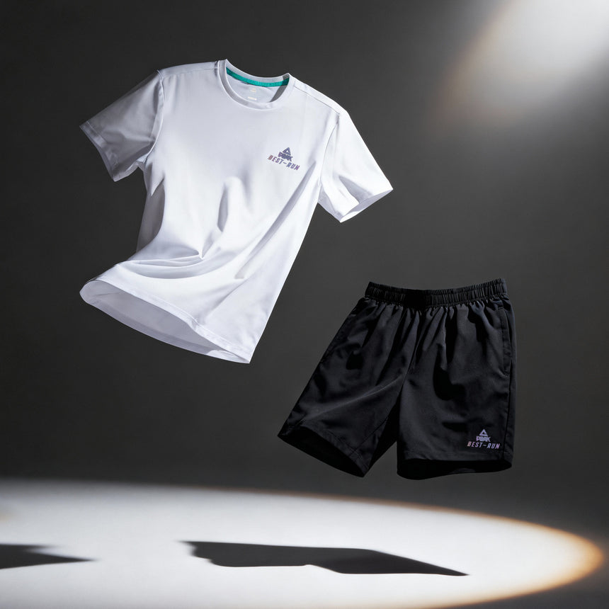 Ensemble de sport Peak pour homme, composé d’un t-shirt blanc respirant et d’un short noir léger, parfait pour la course, la salle de sport et les entraînements quotidiens.