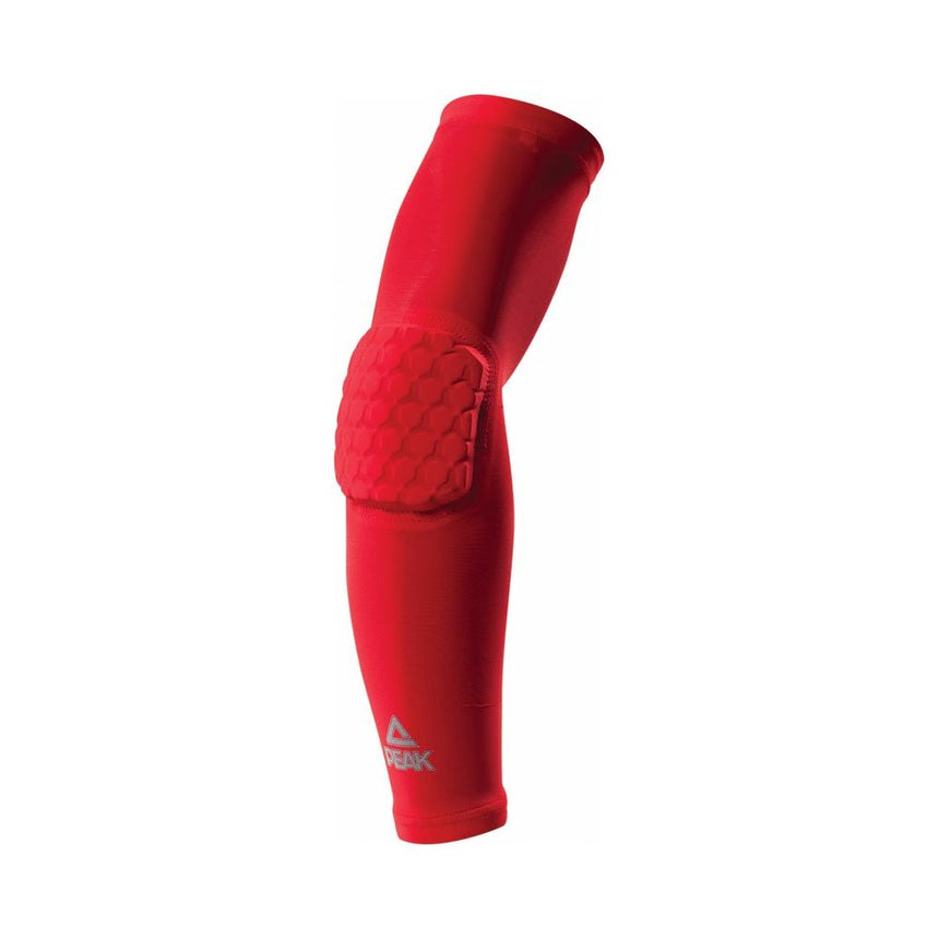 Manchon de bras PEAK rouge avec protection alvéolée intégrée pour le coude. Offre maintien, confort et sécurité lors des matchs ou entraînements de basketball.