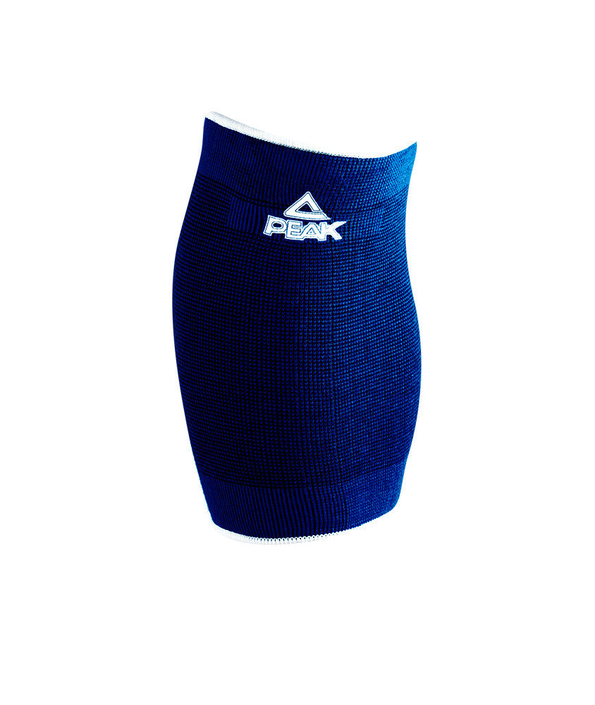 Manchon de genou PEAK bleu offrant un maintien optimal et une compression confortable. Idéal pour le basketball, le fitness ou le running. Conçu pour réduire la fatigue musculaire.