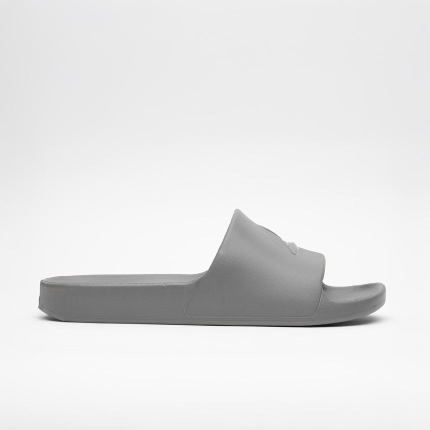 Sandales Peak unisex coloris gris, design épuré et moderne avec semelle épaisse antidérapante. Légères, souples et confortables, elles sont idéales pour la maison, la piscine ou les sorties estivales.