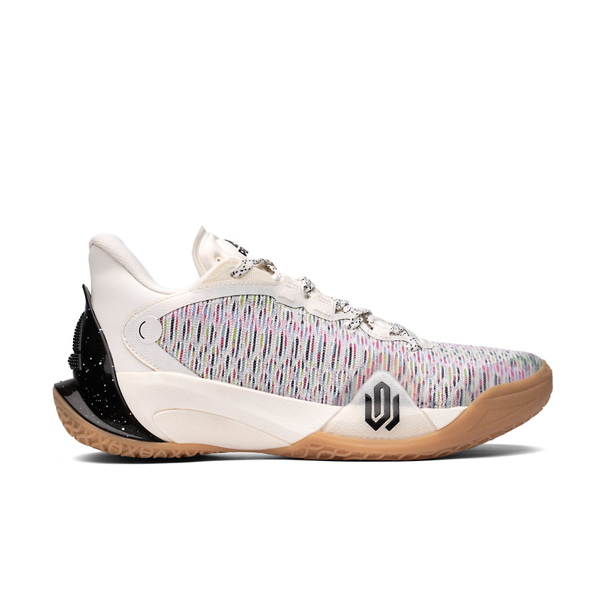 Sneakers de basketball Peak pour homme en blanc et noir, au design dynamique avec tige tissée multicolore, semelle en gomme pour une adhérence maximale et logo signature sur le côté.