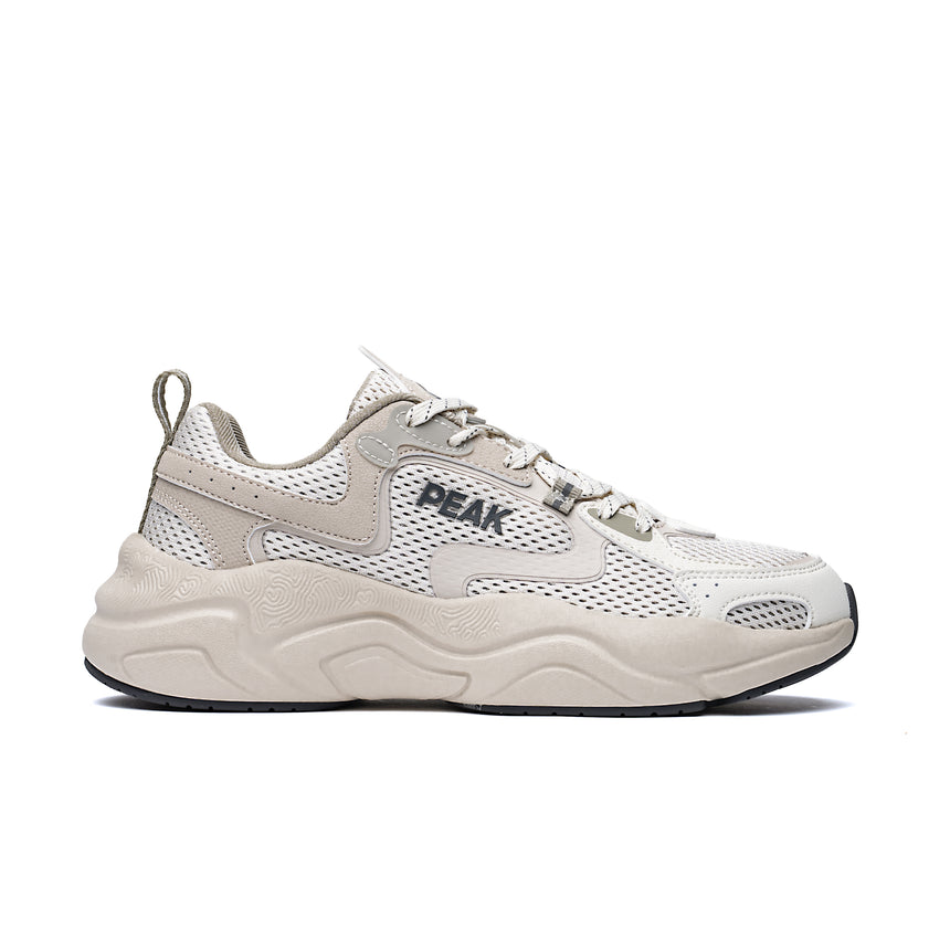 Baskets Peak chunky pour homme en beige et blanc, tige en mesh respirant et semelle épaisse sculptée pour un look moderne et confortable.