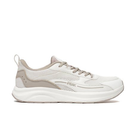 Baskets Peak pour homme en blanc et beige sable, design respirant et semelle épaisse pour un confort optimal en course et au quotidien.