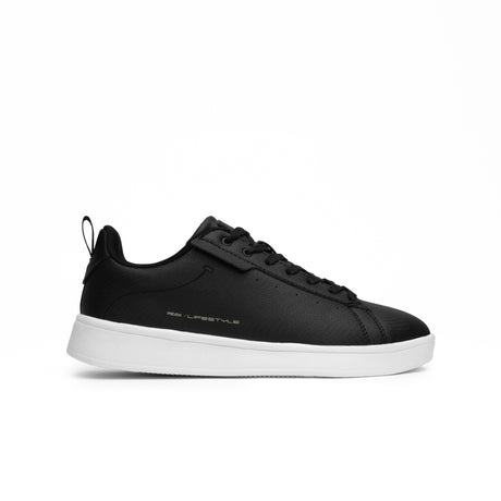 Sneakers Peak Lifestyle pour homme, coloris noir avec semelle blanche. Design épuré et élégant, tige en cuir synthétique lisse et semelle souple pour un confort quotidien et un style moderne.