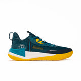Chaussure de basketball PEAK bleu pétrole avec semelle jaune et détails turquoise, offrant un design audacieux, amorti performant et maintien optimal pour les joueurs dynamiques.