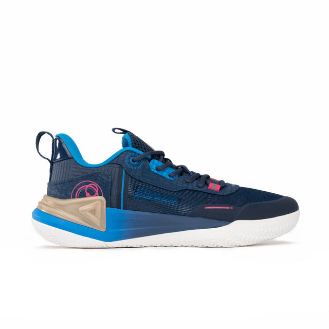 Chaussure de basketball PEAK bleu marine avec détails turquoise et rose, semelle blanche et talon beige, offrant confort, stabilité et style moderne pour les performances sportives.