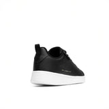 Sneakers Peak Lifestyle pour homme, coloris noir avec semelle blanche. Design épuré et élégant, tige en cuir synthétique lisse et semelle souple pour un confort quotidien et un style moderne.