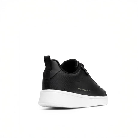 Sneakers Peak Lifestyle pour homme, coloris noir avec semelle blanche. Design épuré et élégant, tige en cuir synthétique lisse et semelle souple pour un confort quotidien et un style moderne.
