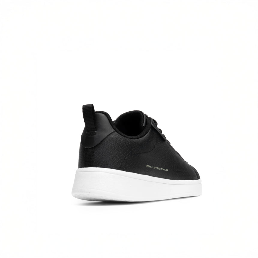 Sneakers Peak Lifestyle pour homme, coloris noir avec semelle blanche. Design épuré et élégant, tige en cuir synthétique lisse et semelle souple pour un confort quotidien et un style moderne.