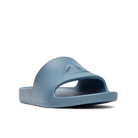 Sandales Peak unisex coloris bleu, design simple et élégant avec semelle épaisse antidérapante. Ultra légères et confortables, elles assurent un maintien parfait pour la maison, la plage ou les sorties estivales.