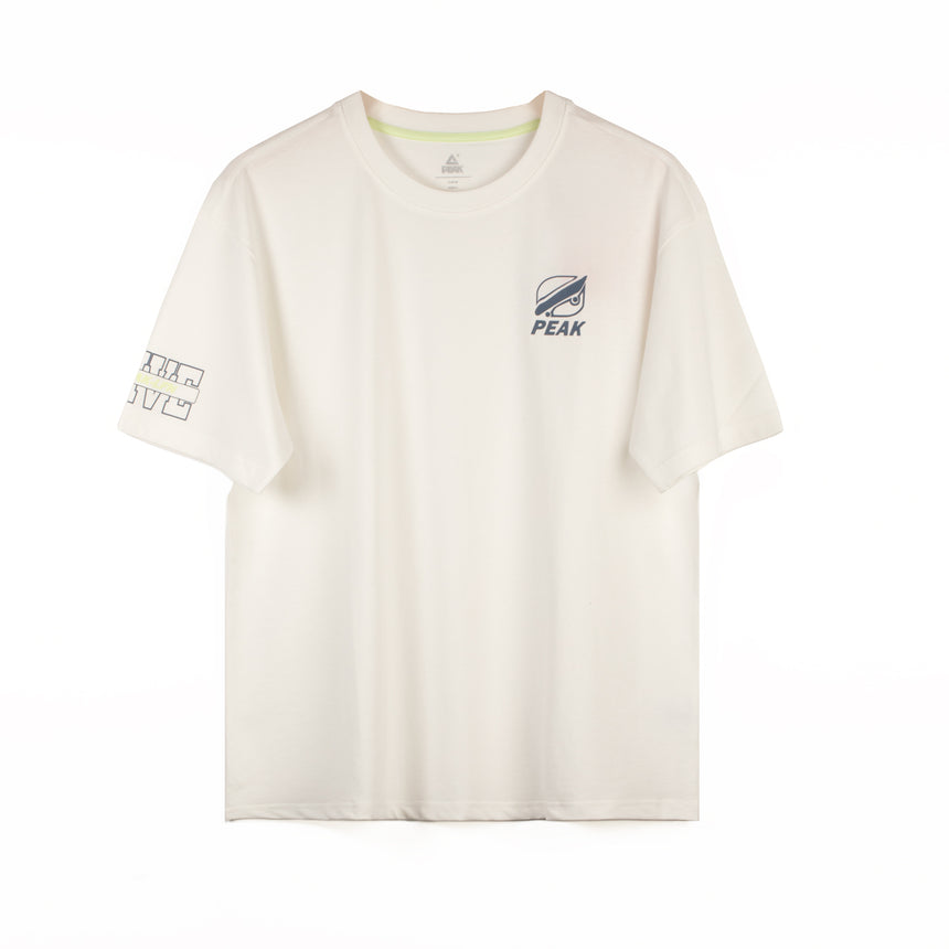 t-shirt PEAK blanc avec logo bleu sur la poitrine et imprimé graphique sur la manche, coupe droite, tissu doux.
