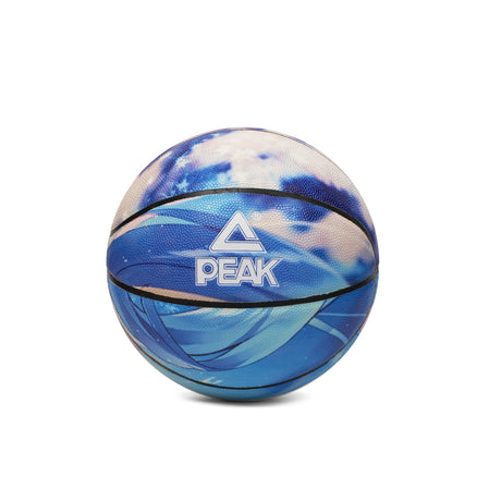 Ballon de basketball PEAK bleu au design galaxy inspiré du ciel et de l’espace. Texture adhérente pour une excellente prise en main, idéal pour le jeu en intérieur comme en extérieur.