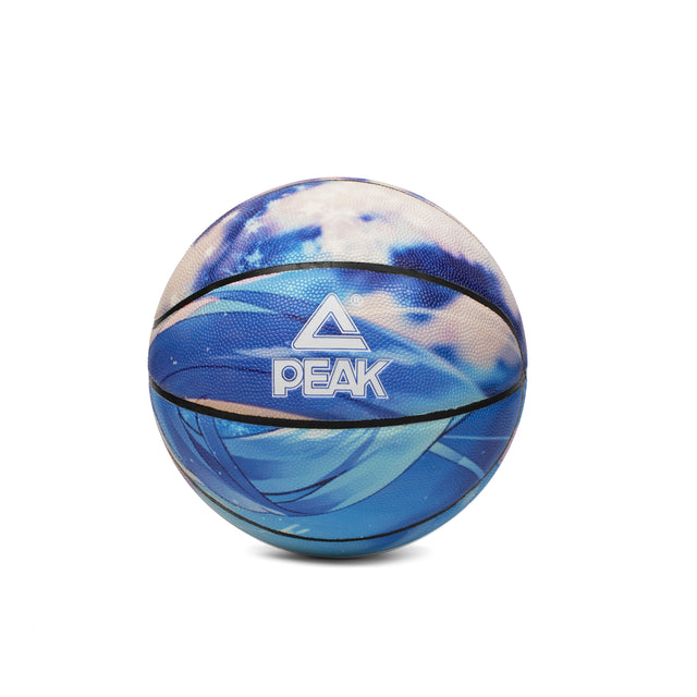 Ballon de basketball PEAK bleu au design galaxy inspiré du ciel et de l’espace. Texture adhérente pour une excellente prise en main, idéal pour le jeu en intérieur comme en extérieur.