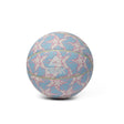 Ballon de basketball PEAK bleu pastel avec motifs étoiles blanches et roses, au design original et coloré. Surface texturée assurant une bonne prise en main pour un jeu fluide.