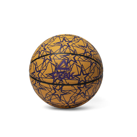 Ballon de basketball PEAK jaune avec motifs étoiles violets, au design unique et percutant. Surface texturée offrant une excellente adhérence, idéal pour les entraînements et matchs en extérieur.