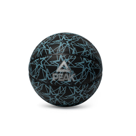 Ballon de basketball PEAK noir avec motifs étoiles bleus, au design moderne et dynamique. Surface texturée pour une adhérence optimale et un contrôle précis sur tous les terrains.
