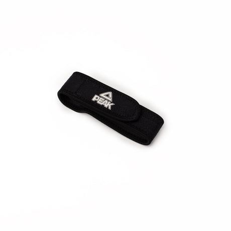 Brace de genou PEAK noir avec sangle de maintien rotulienne ajustable. Aide à stabiliser le genou et réduire la douleur pendant le sport.