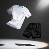 Ensemble de sport Peak pour homme, composé d’un t-shirt blanc respirant et d’un short noir léger, parfait pour la course, la salle de sport et les entraînements quotidiens.
