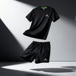 Ensemble de sport noir Peak pour homme, composé d’un t-shirt respirant et d’un short léger, idéal pour le running, la salle de sport ou les entraînements quotidiens.

