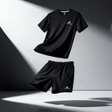 Ensemble de sport noir Peak pour homme, composé d’un t-shirt respirant et d’un short léger, idéal pour le running, la salle de sport ou les entraînements quotidiens.
