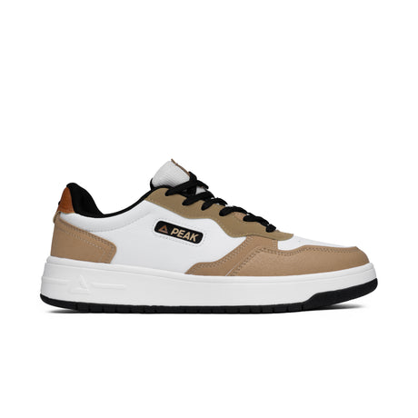 Sneakers Peak pour homme au design rétro, coloris blanc et beige, avec semelle blanche et logo latéral noir. Chaussure confortable et tendance pour un style urbain décontracté.