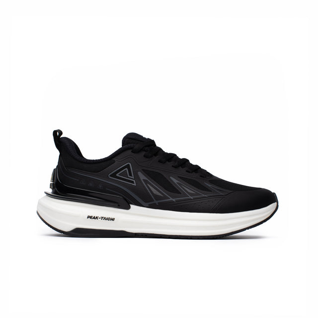 Sneakers Peak Taichi pour homme, coloris noir avec semelle blanche, alliant technologie Taichi, confort supérieur et design moderne. Chaussure idéale pour la course et le quotidien.