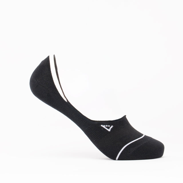Black low-cut PEAK invisible sock with white trim and small PEAK triangle logo, displayed on a clean white background.